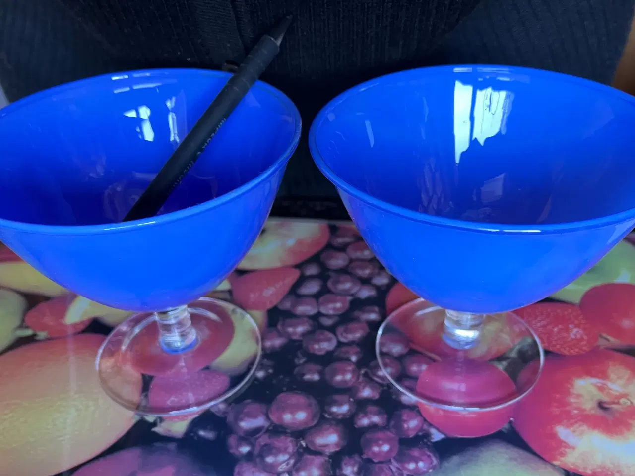 Billede 2 - Blå glas på stilk, cocktail, dessert. Giv bud.