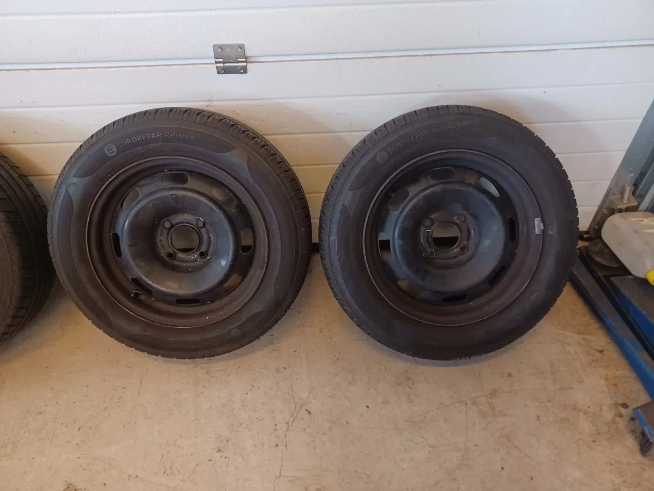 Billede 2 - Opel helårsdæk på fælge.