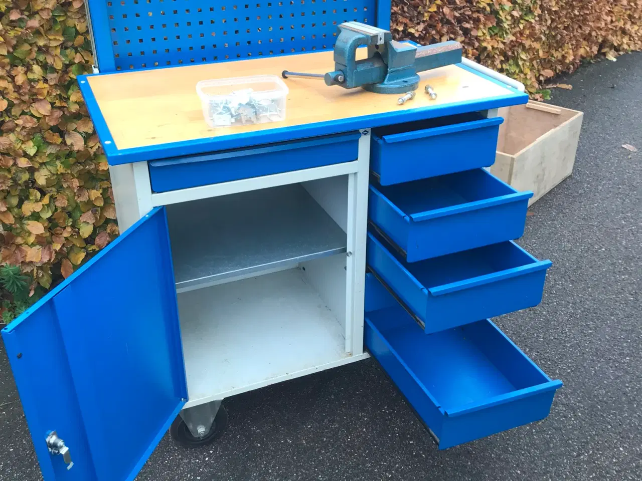 Billede 1 - Blika værkstedsbord med elevatortavle.