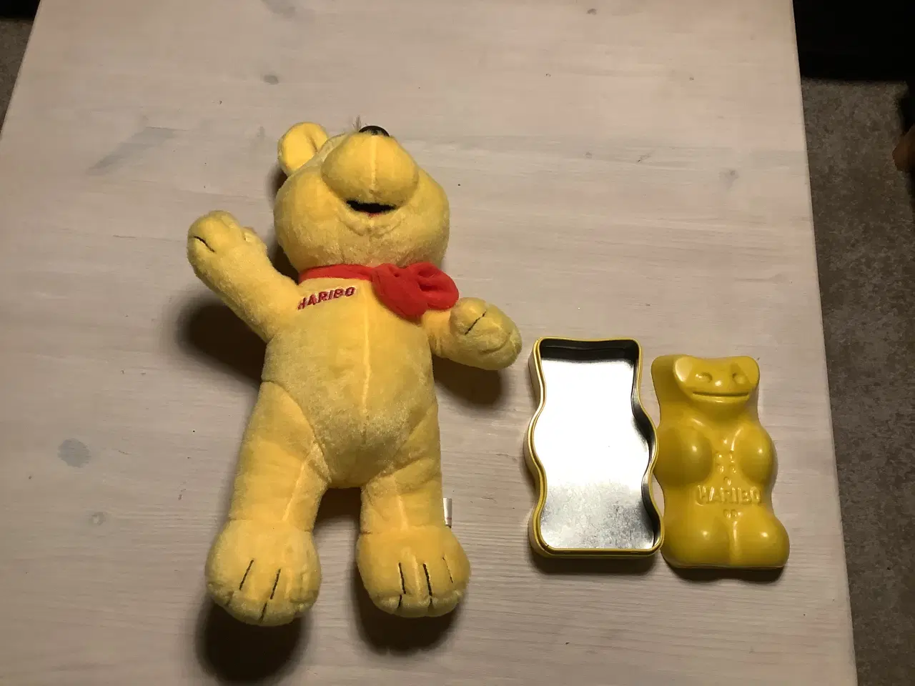 Billede 4 - Haribo bamse gul stof og en gul plastik kasse 