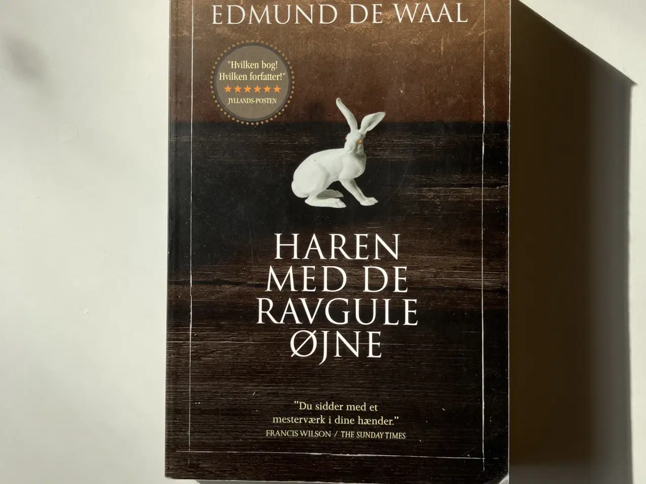 Billede 1 - Haren med de ravgule øjne - en skjult arv. Af Edmu