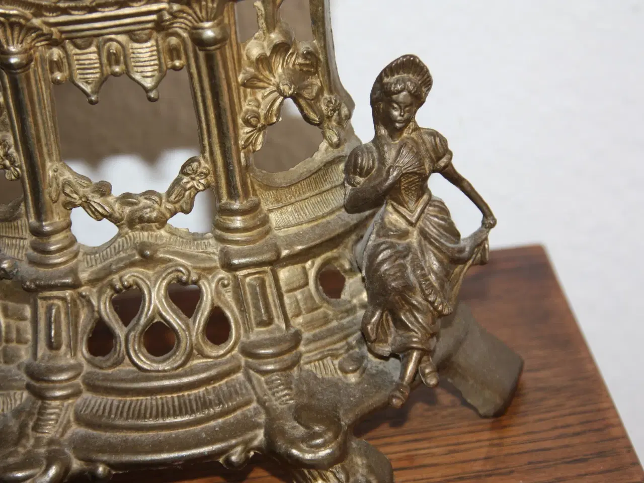 Billede 4 - Dekorativt bord ur i metal med siddende figurer