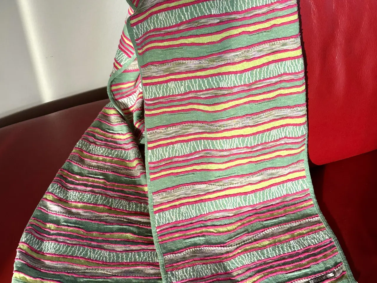 Billede 10 - To ubrugte flotte halstørklæder af uld og bomuld