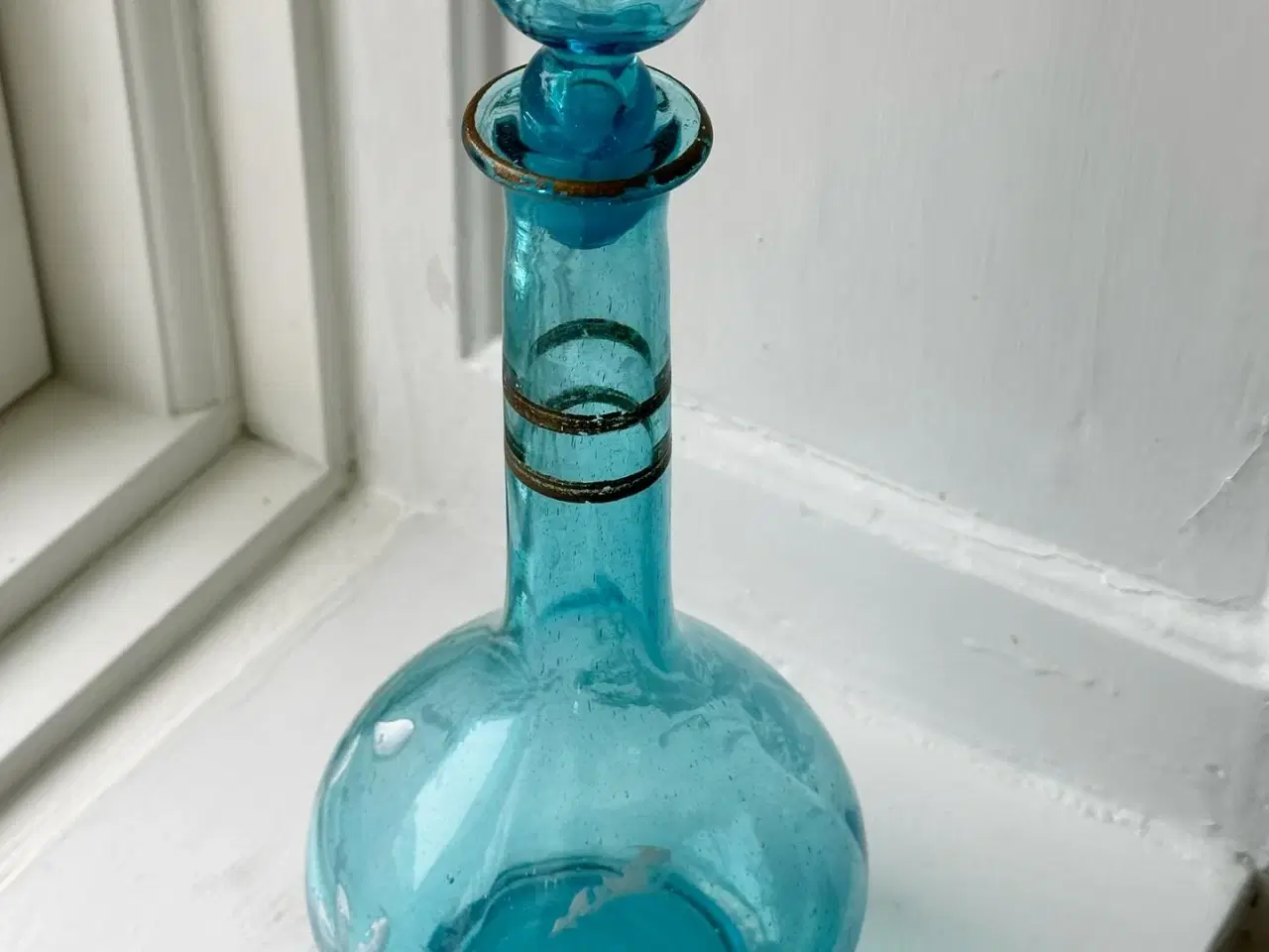 Billede 3 - Karaffel, blåt glas m patineret deko