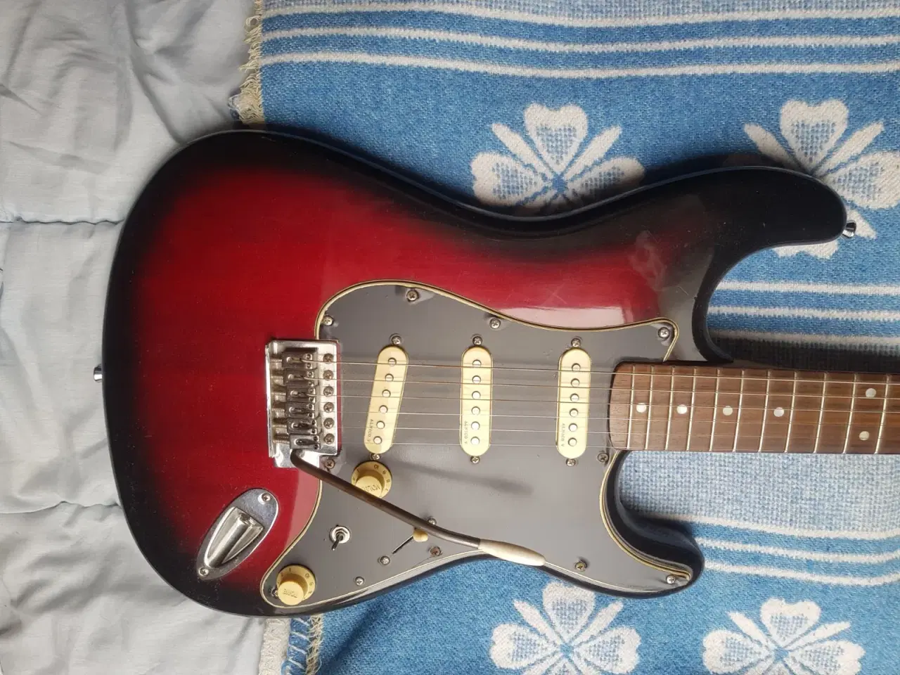 Billede 3 - Elguitar, Stagg rød bust strat