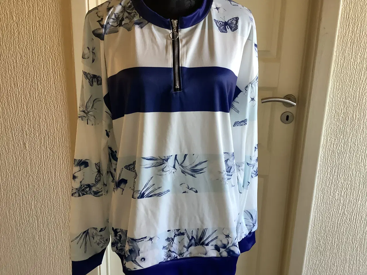 Billede 1 - Helt ny lækker og blød sweatshirt str. L