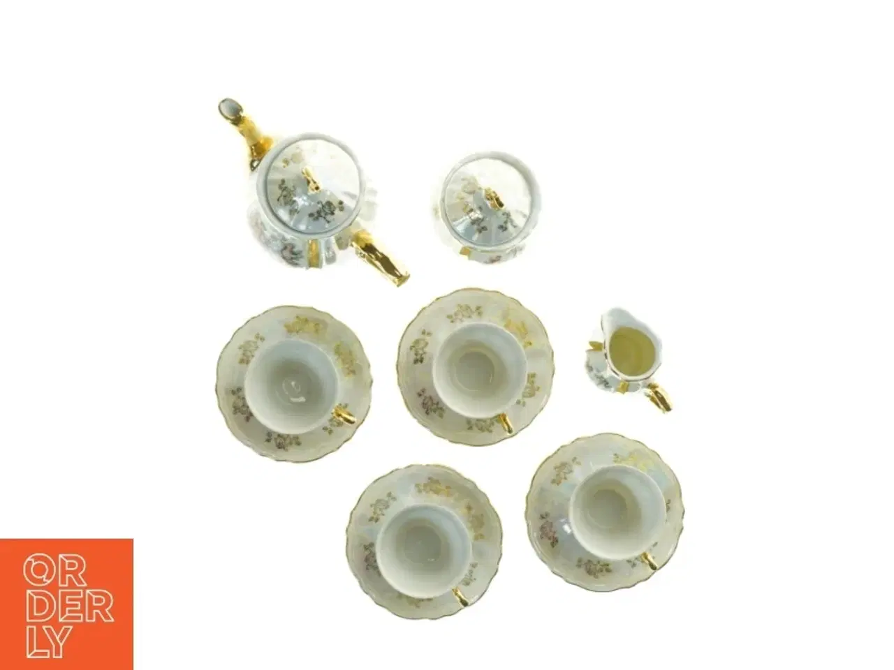 Billede 2 - Porcelæn te-sæt med blomstermotiver (str. Underkop ø, 11,5 cm kop 5,5 x 8,5 x 6,5 cm mælkekande 8 x 9 x 6 cm canne 14 x 17 x 10 cm sukkerskål 10 x 8 c