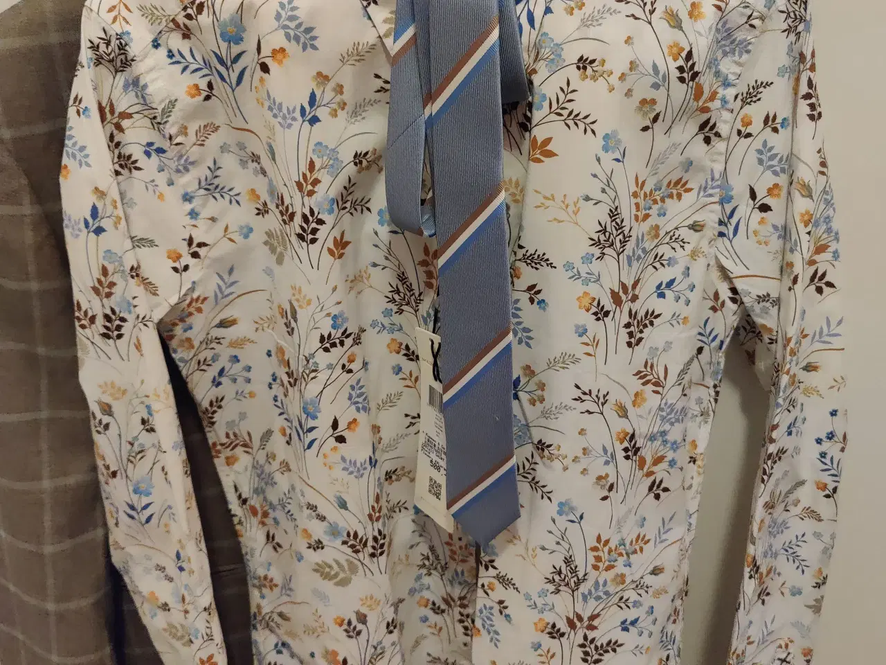 Billede 2 - Aldrig brugt Jakkesæt med skjorte og slips