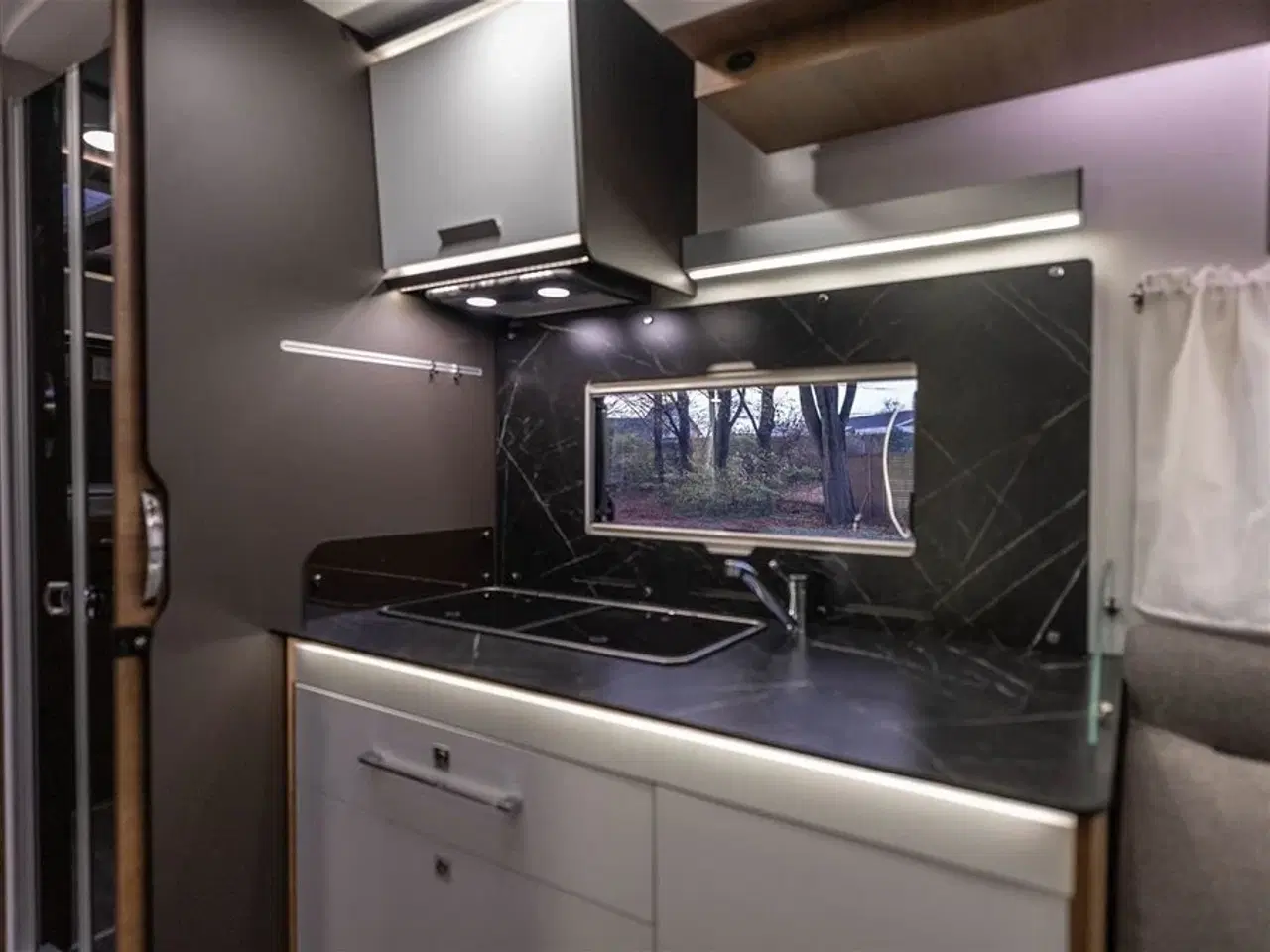 Billede 6 - 2026 - Benimar Mileo 268   Skandinavisk design og komfort året rundt