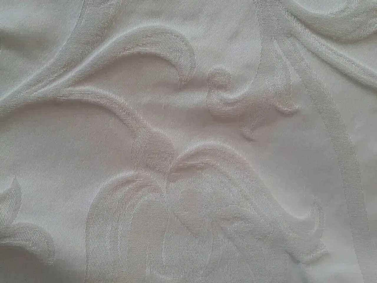 Billede 3 - Dug /sengetæppe i creme m flotte mønstre