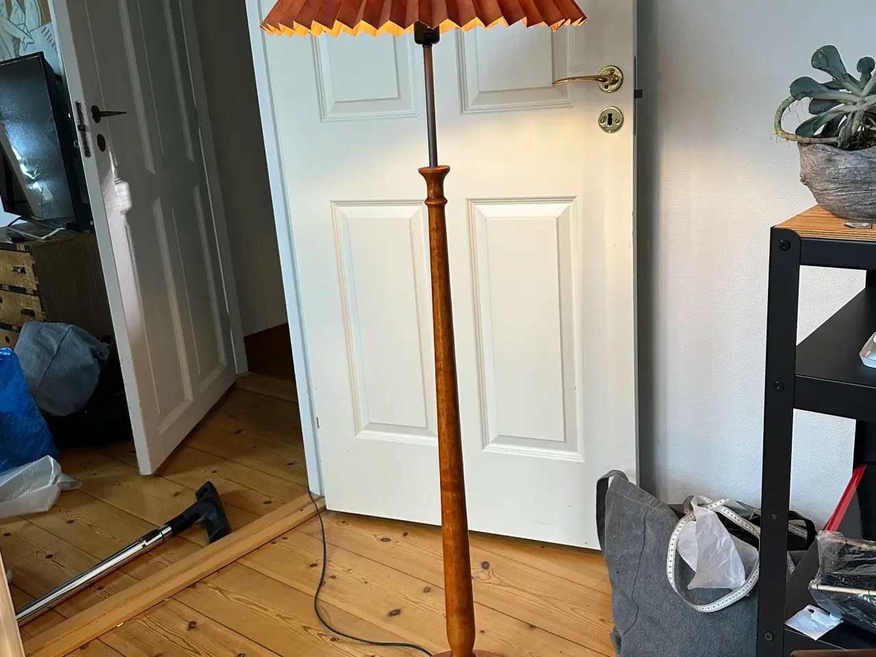 Billede 1 - Gulvlampe fra 1960'erne med orange plisseret skærm