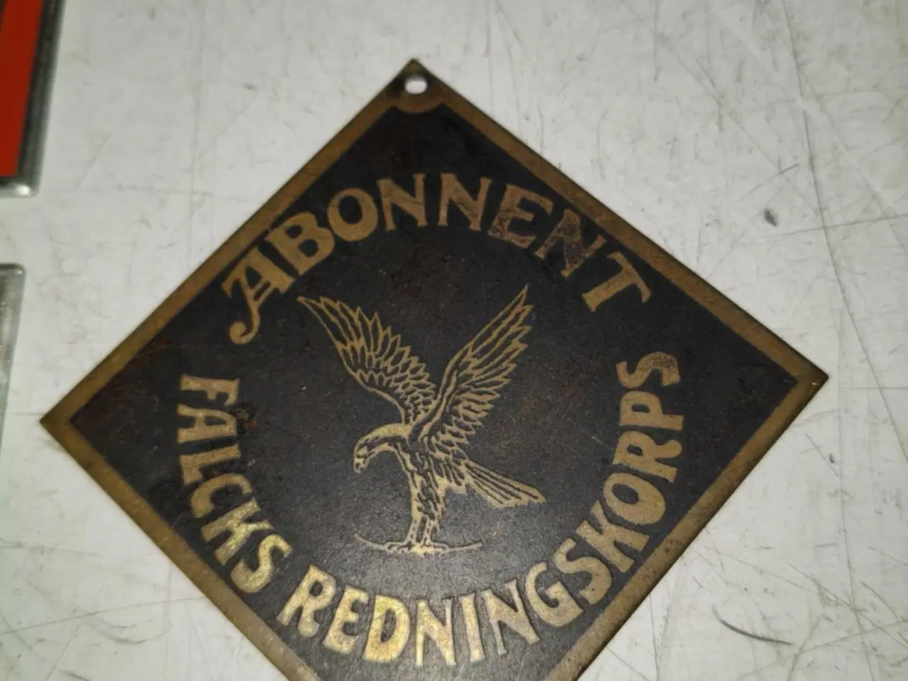 Billede 4 - 4 fine små falck skilte måske til en falck mand