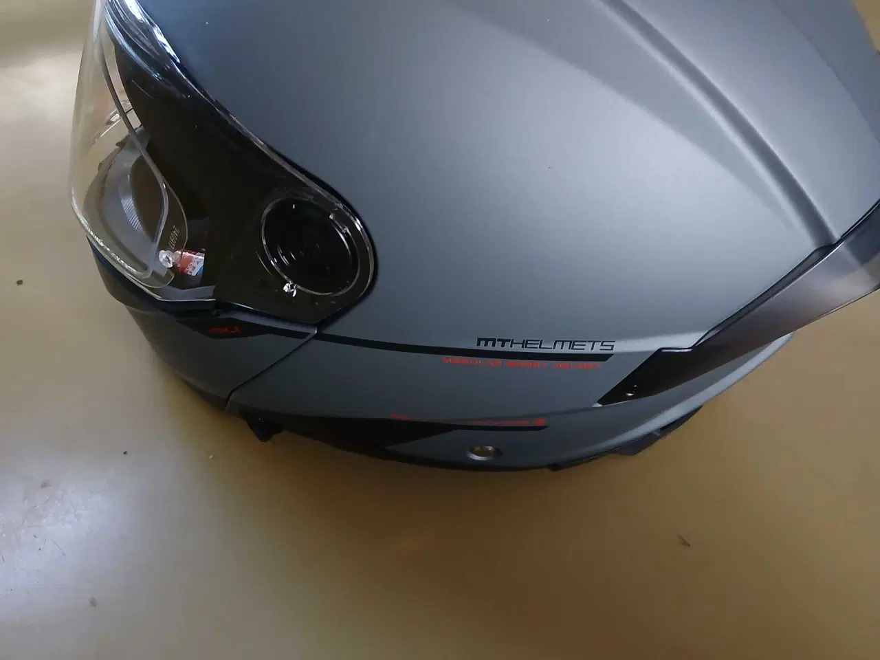 Billede 2 - Styrthjelm med solbrille