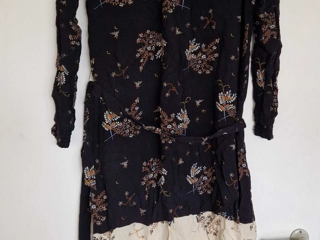 Billede 2 - Mørkeblå blomstreret kjole