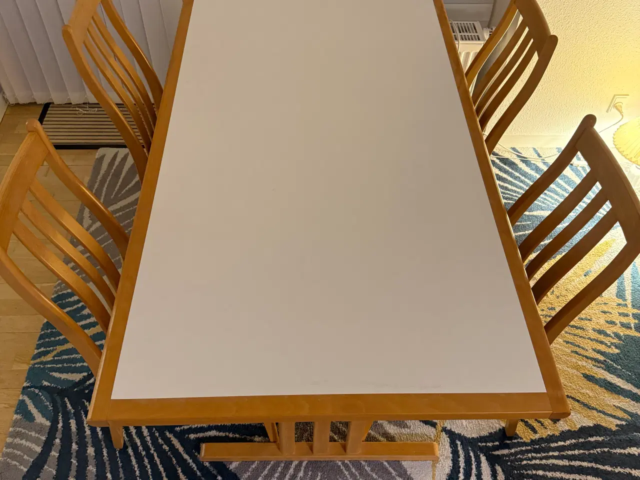 Billede 2 - Bøg/melamin Spisebord med 4 stole