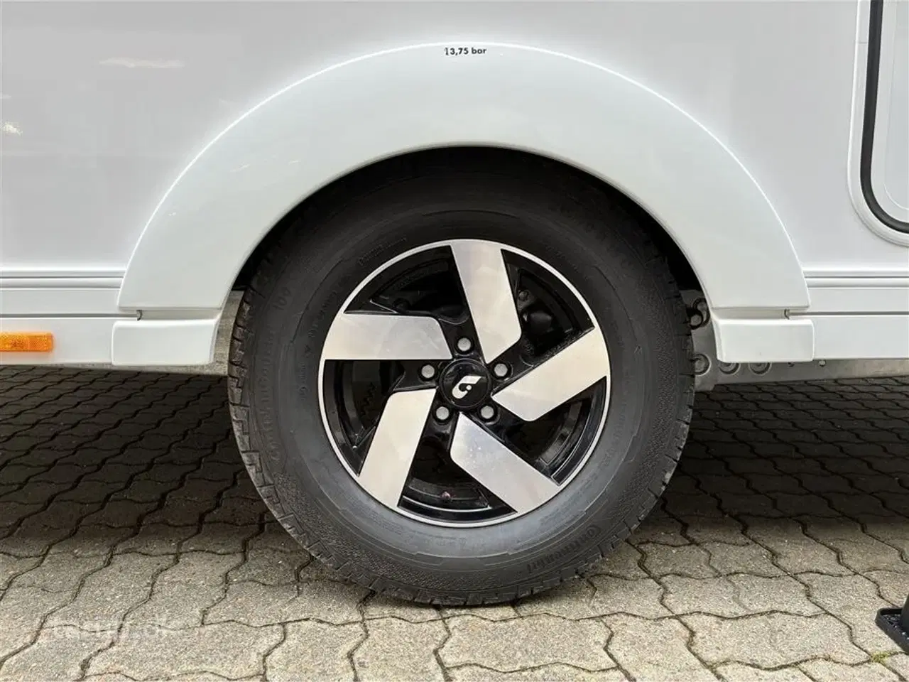 Billede 4 - 2026 - Adria Adora 522 UP   Dobbeltsengsvogn, rundsiddegruppe, el-gulv-varme, stort 142L KOMPRESSOR køleskab, TV-holder, stabilisator, Adria Smartbox, glasfibertag