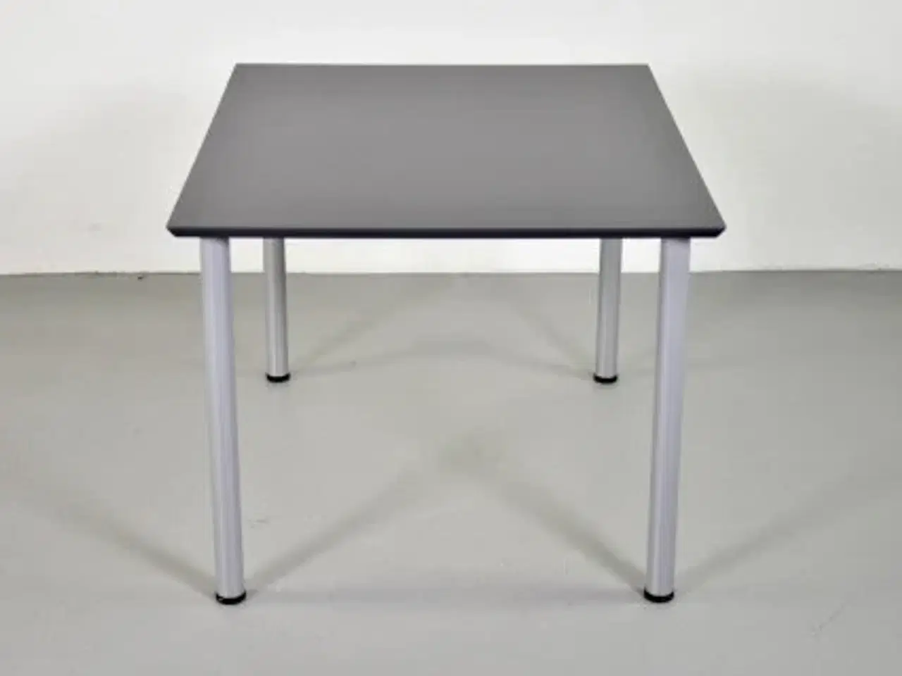 Billede 2 - Kantinebord med mørkegrå plade og alufarvet stel