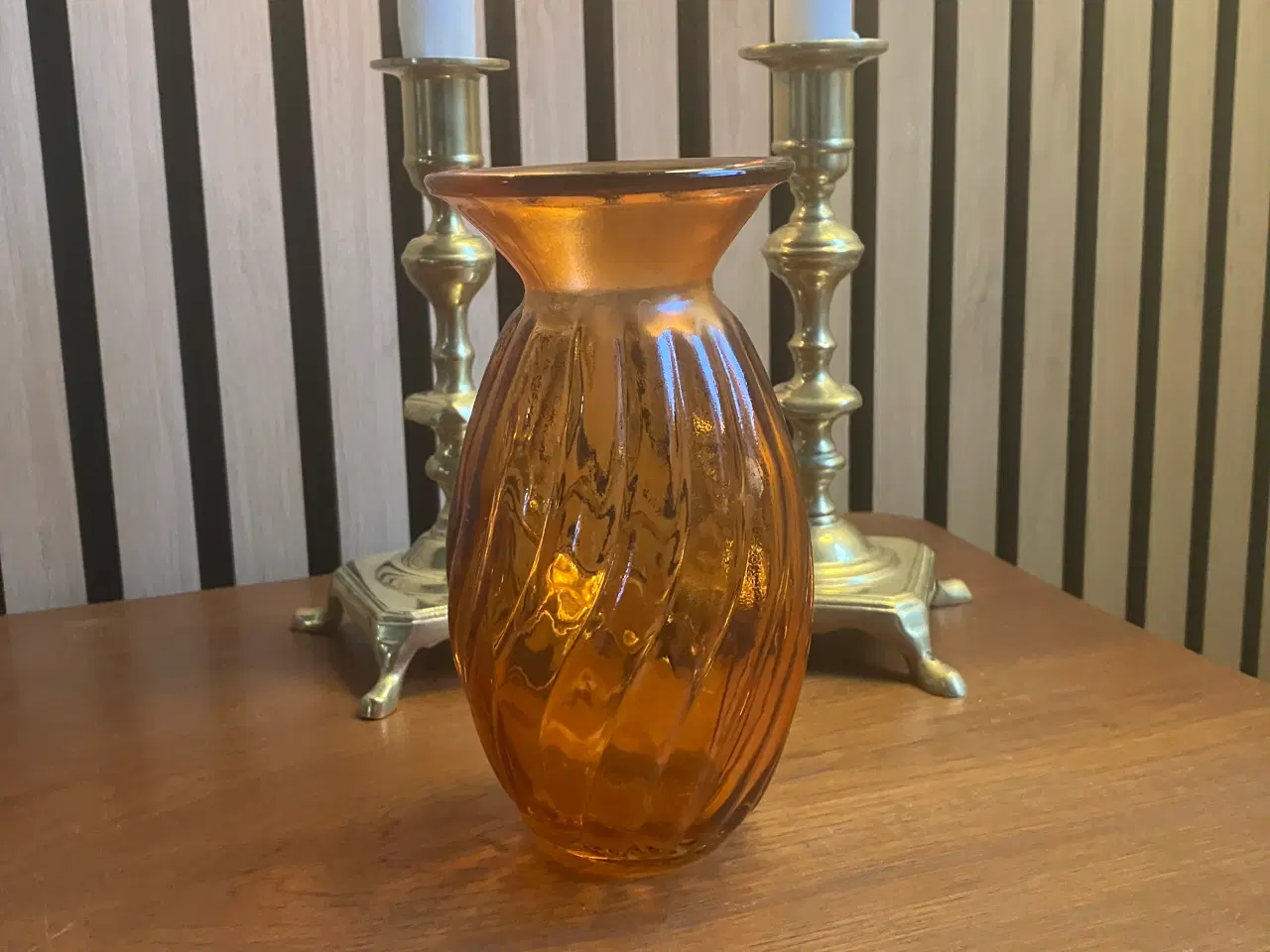Billede 1 - Orange farvet vase i presset glas med swirl