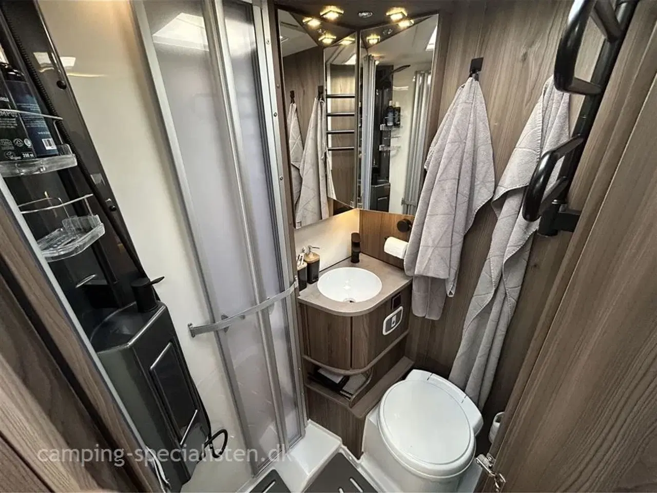 Billede 14 - 2025 - Kabe Travel Master Crown i760 LGB   Kabe Crown 760 LGB model 2025 på Mercedes kan nu ses hos Camping-Specialisten