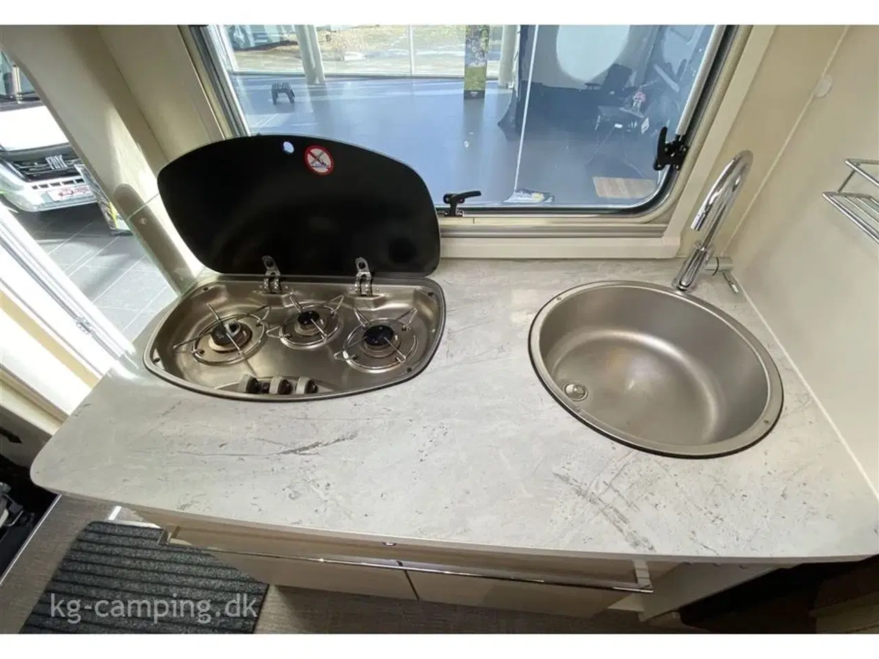 Billede 13 - 2020 - Euramobil Activa One Populær lille Euramobil med masser af skabsplads. Bemærk totallængede på 589 cm.