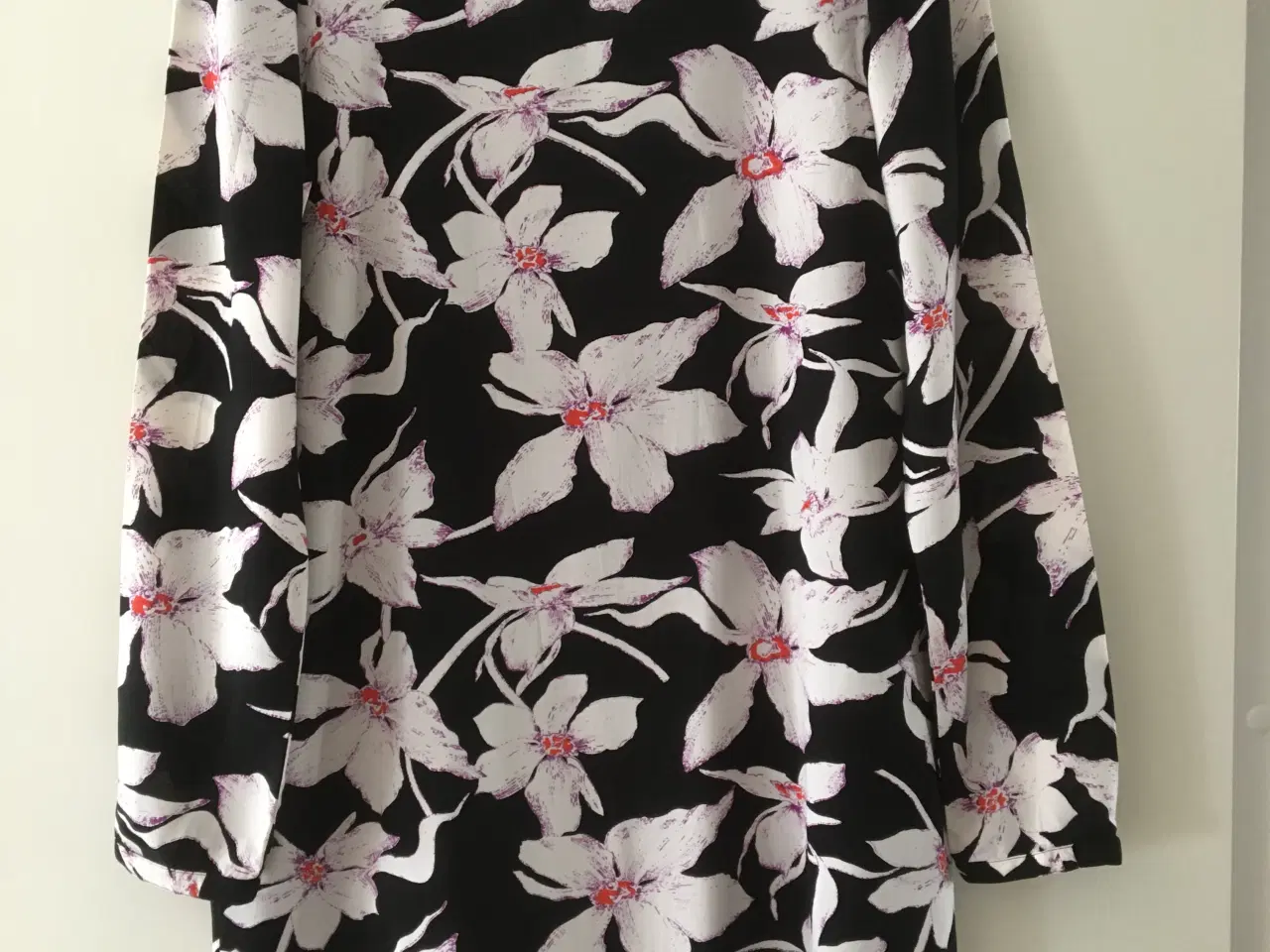 Billede 1 - Vero Moda tunika/kjole str. M, viskose i sort/hvid