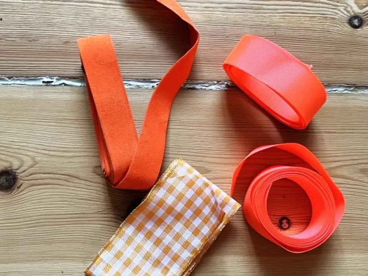Billede 1 - Orange bånd - sløjfer. 3 forskellige.