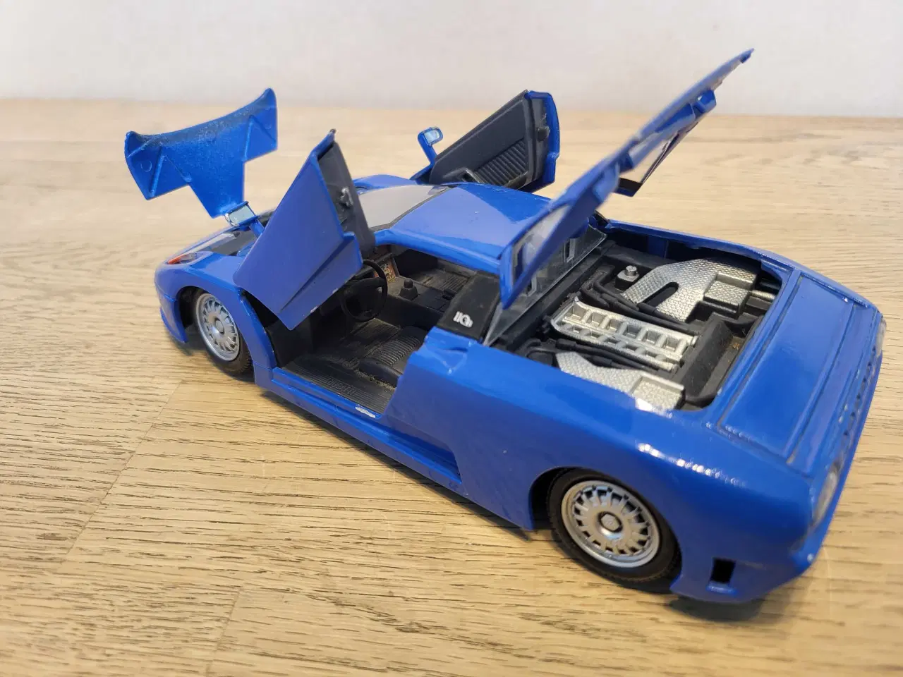 Billede 6 - Modelbil: BUGATTI EB 110 1992.  Skala 1/24.