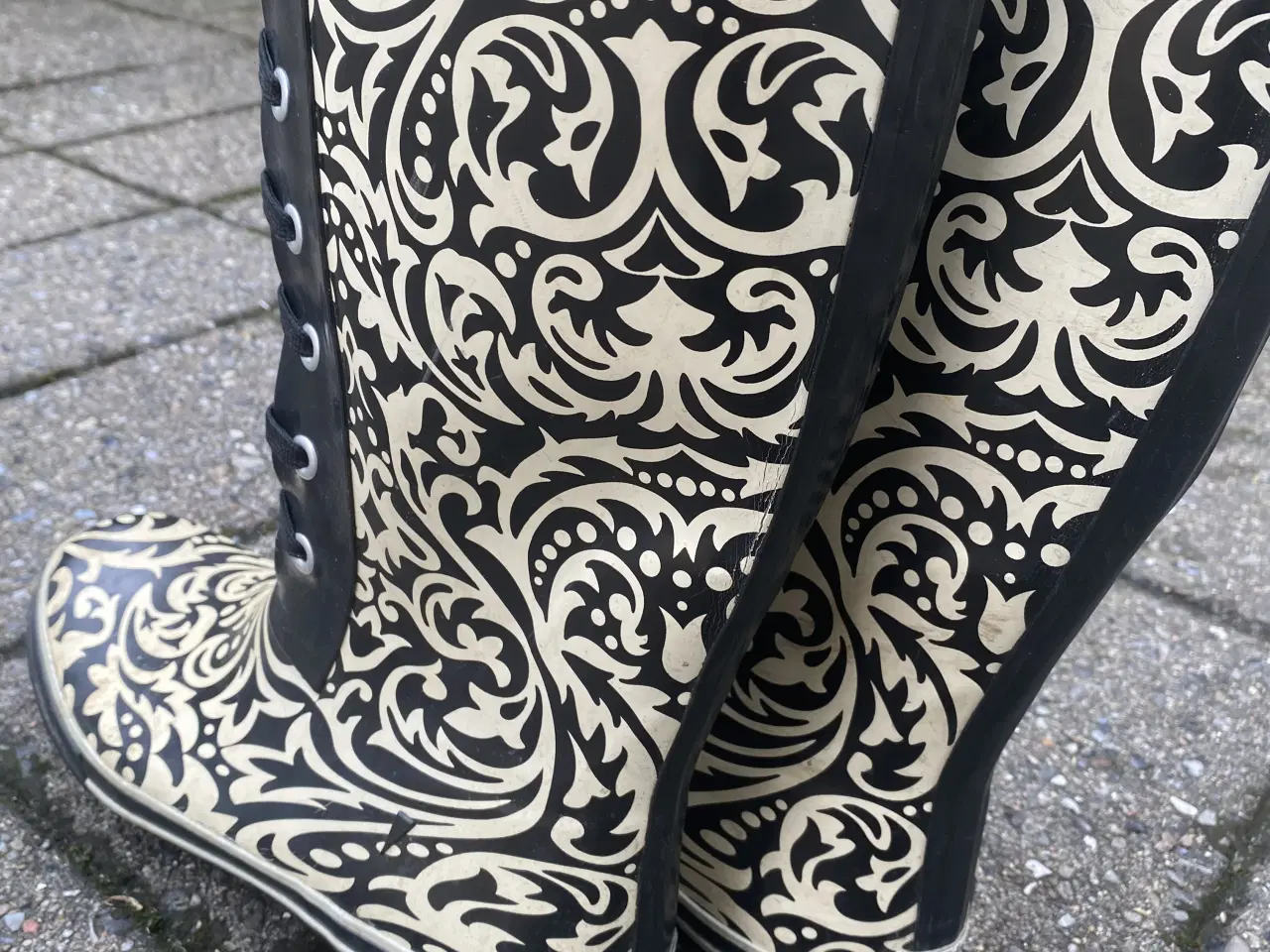 Billede 5 - Gummistøvler str. 40 – sort/hvidt mønster