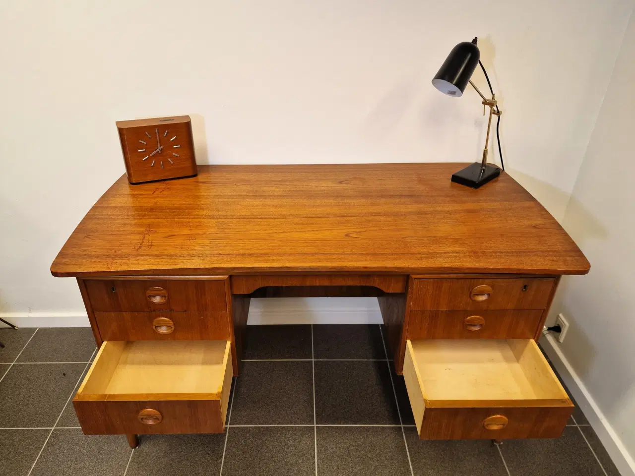Billede 8 - Stilrent fritstående skrivebord af teak finer.