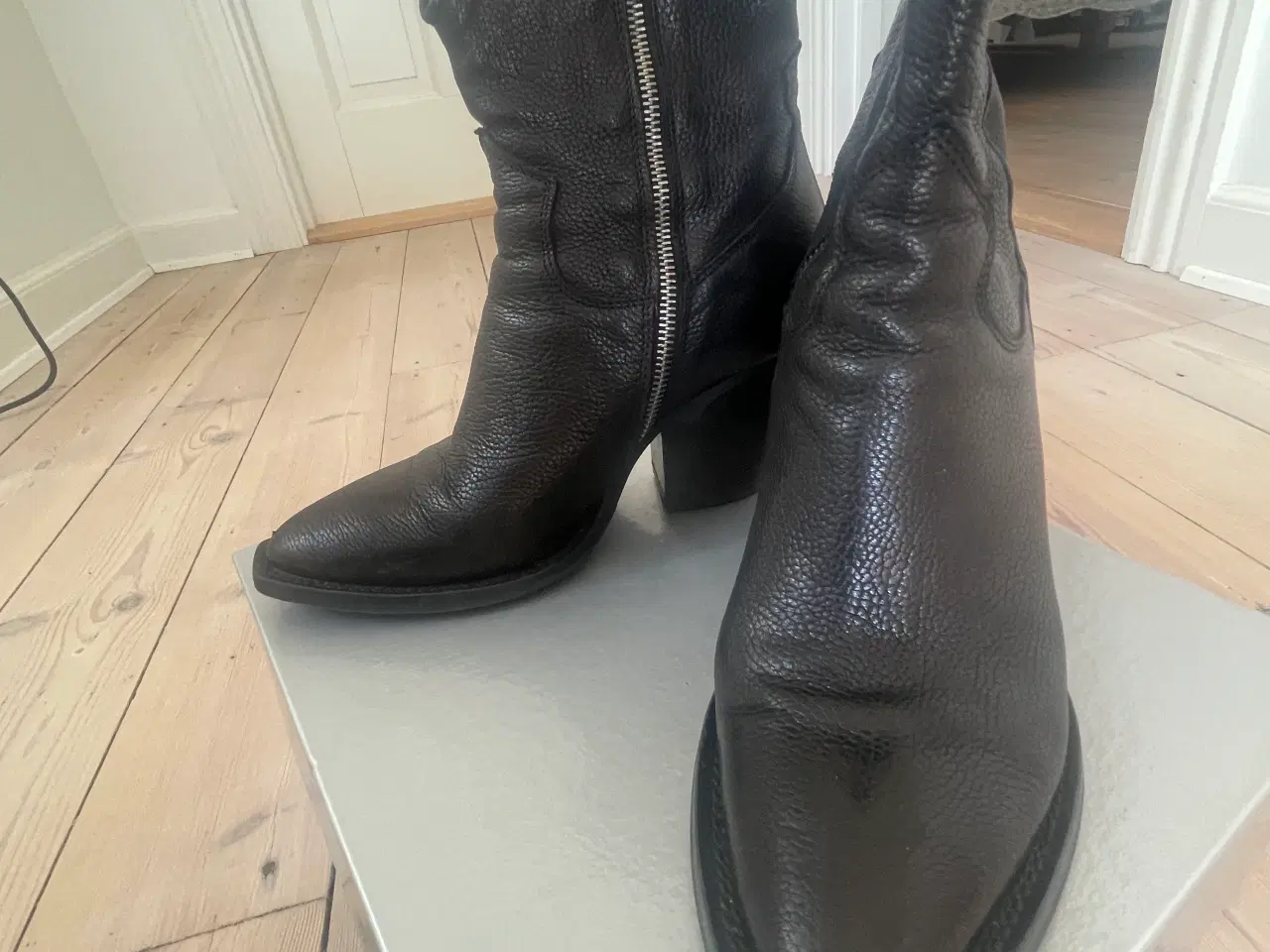 Billede 3 - Bukela sort skindstøvle 