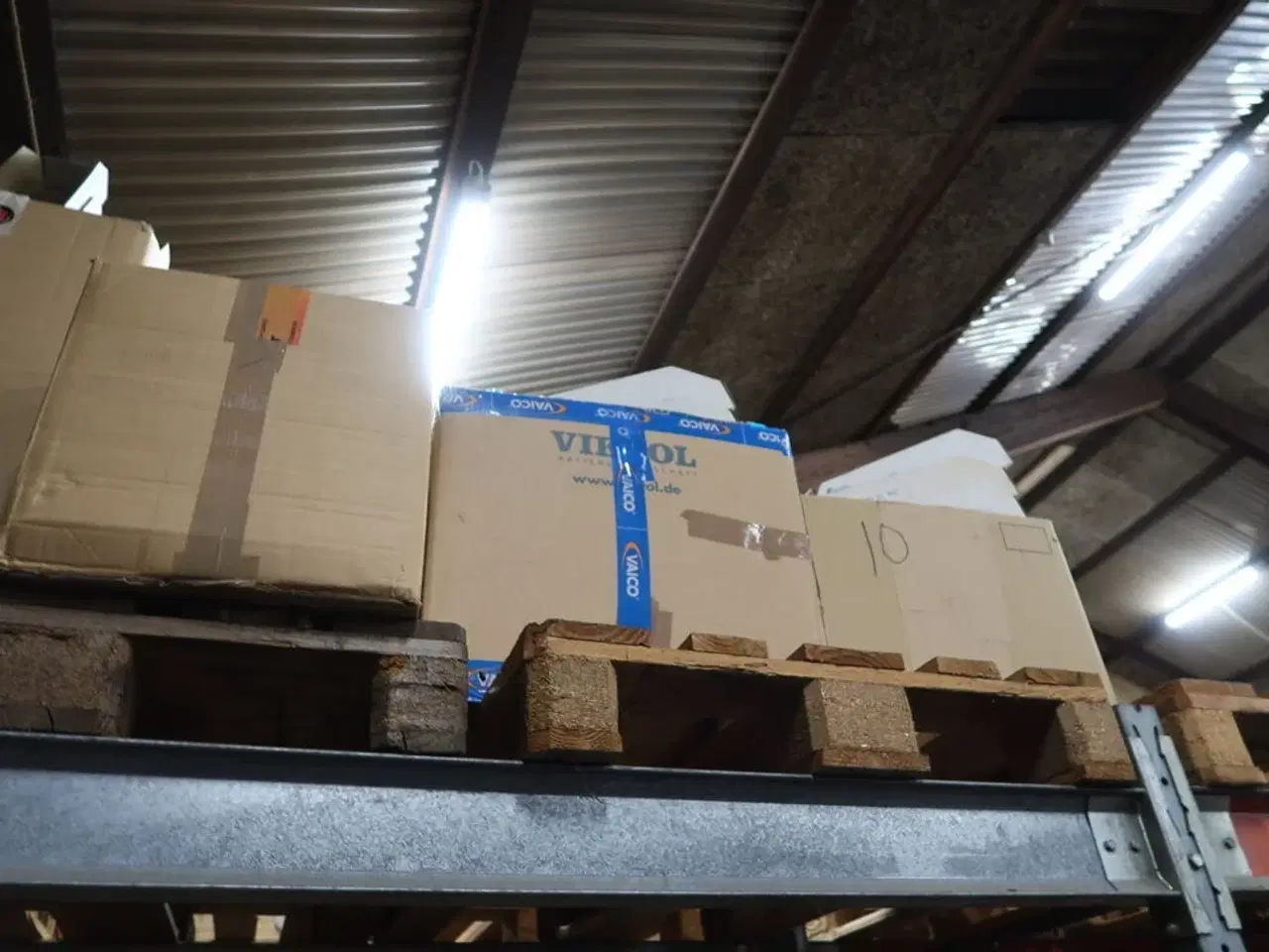 Billede 11 - 2 fag lagerreoler med indhold