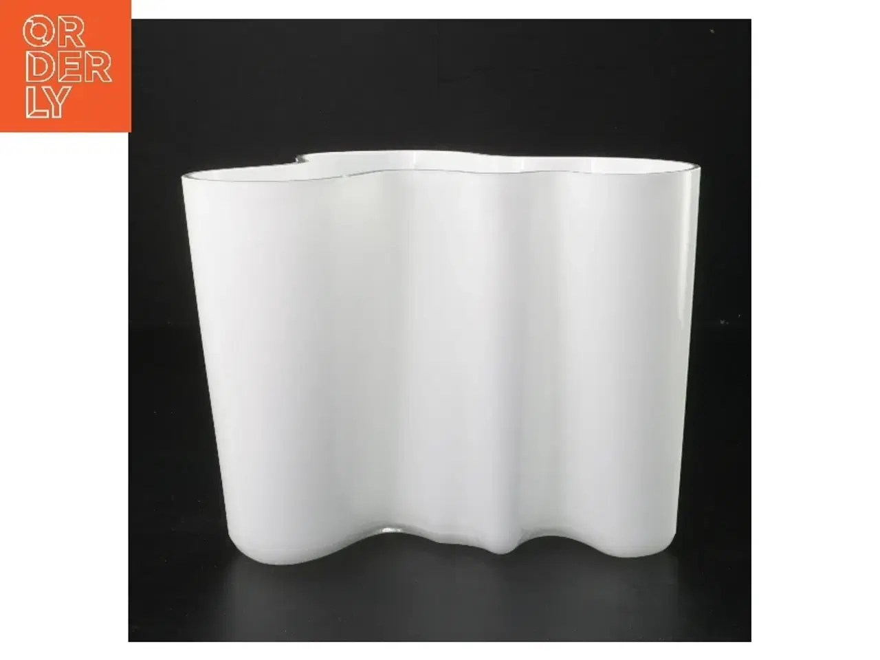 Billede 1 - Hvid vase med unik form (str. 21x16 cm) fra Aalto