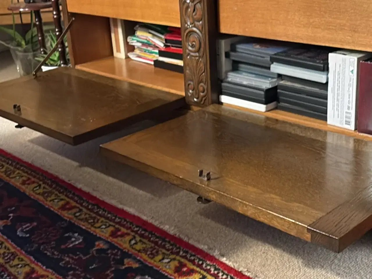 Billede 1 - Lav skænk med unikke udskæringer i mørkt træ