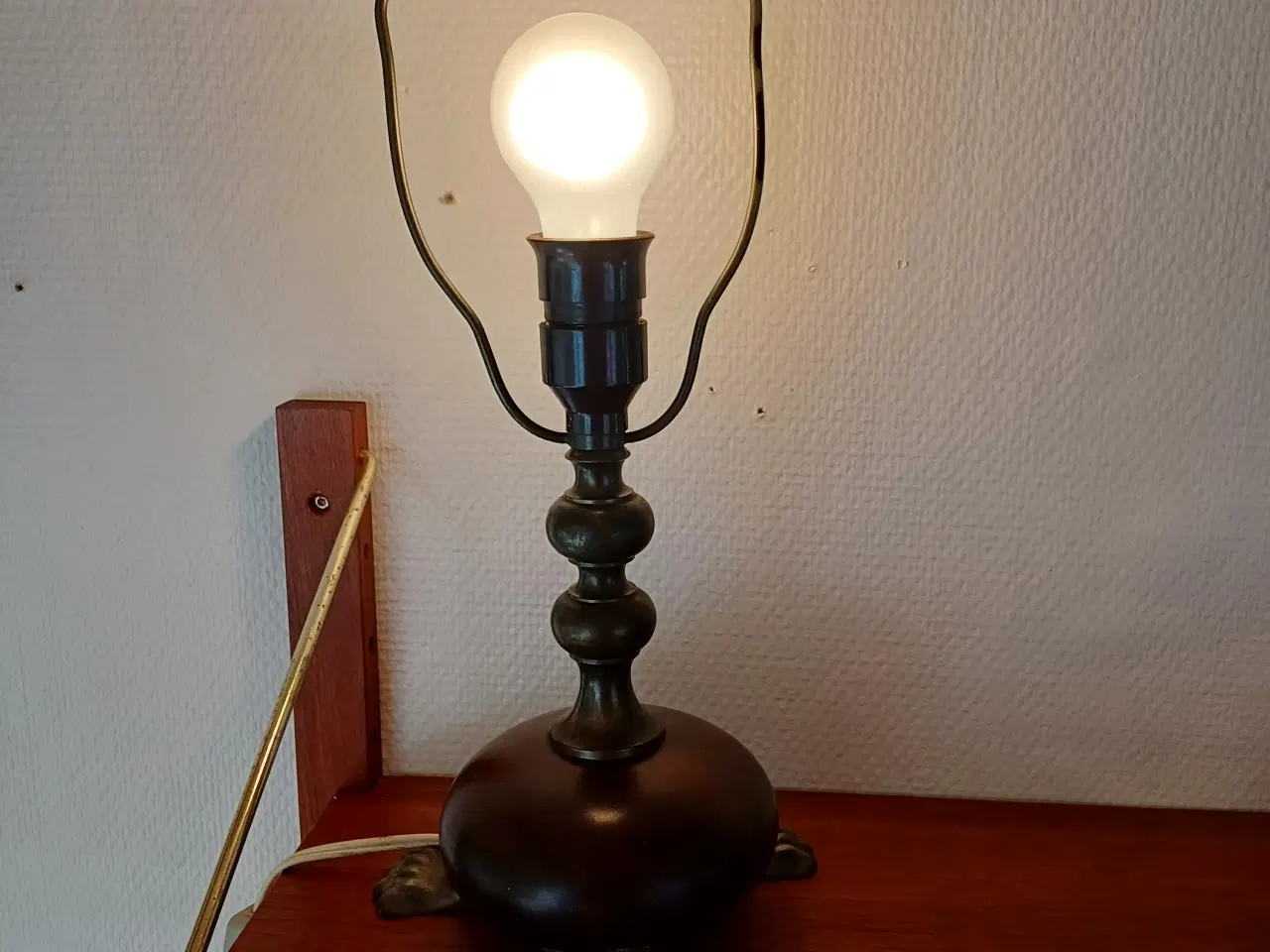 Billede 2 - Ældre bordlampe med original skræm holder 