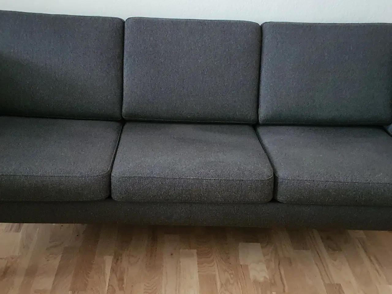 Billede 2 - 3 personers sofa i antracitgråt stof.