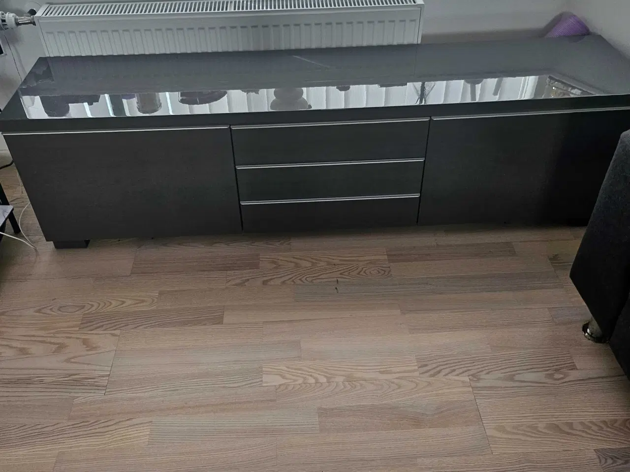 Billede 1 - ✨ Grå højglans kommode – med opbevaringsplads