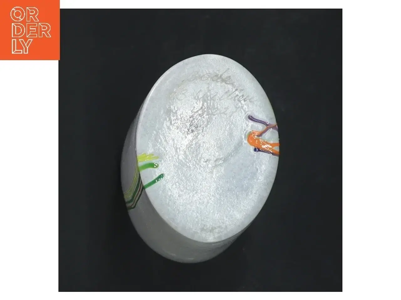 Billede 4 - Hvid glasvase med farvestriber fra kostaBoda (str. 18,5 cm)