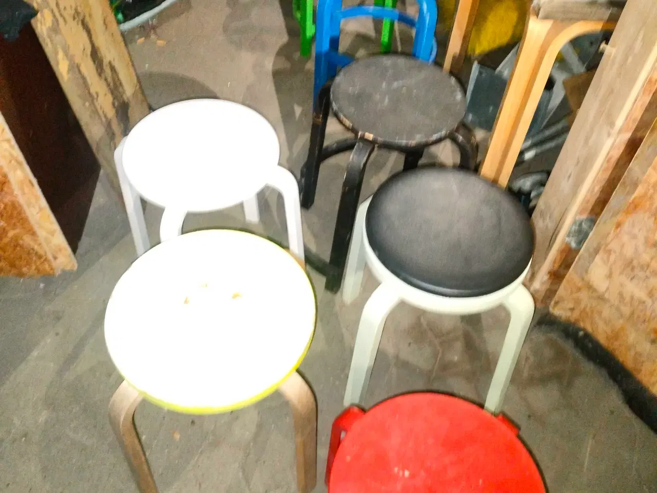 Billede 2 - 8 stk stole i træ i forskellige farver