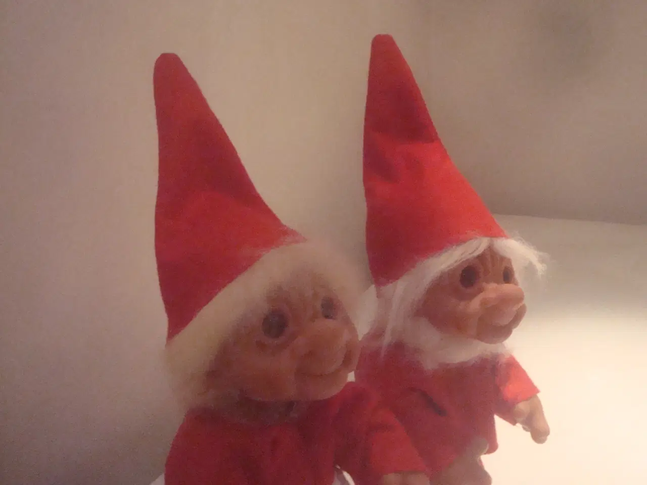 Billede 4 - DAM TROLDEPAR i JULETØJ, ca 35 CM, FLOTTESTE STAND