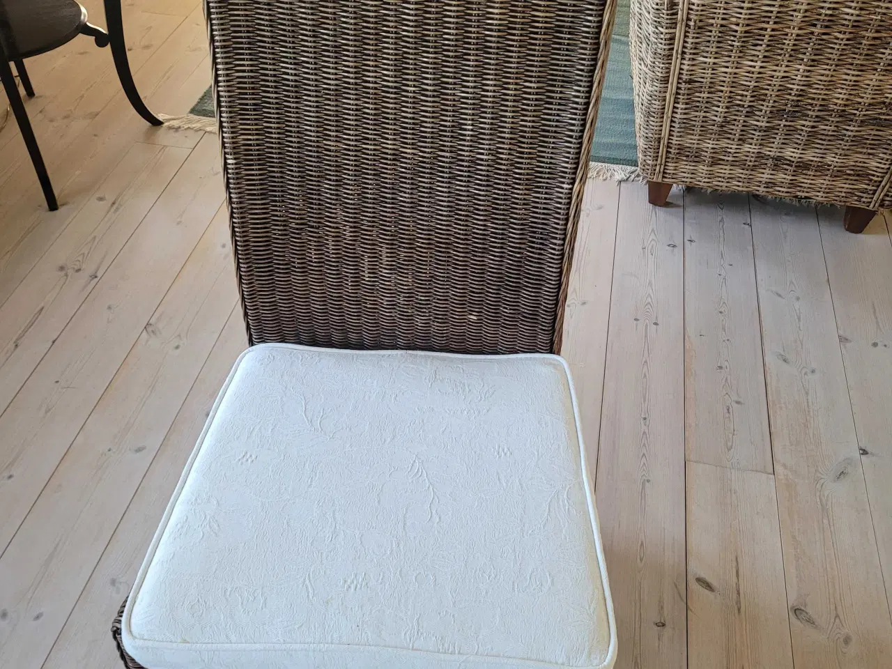 Billede 2 - Rustikke spisebordstole i brun flet