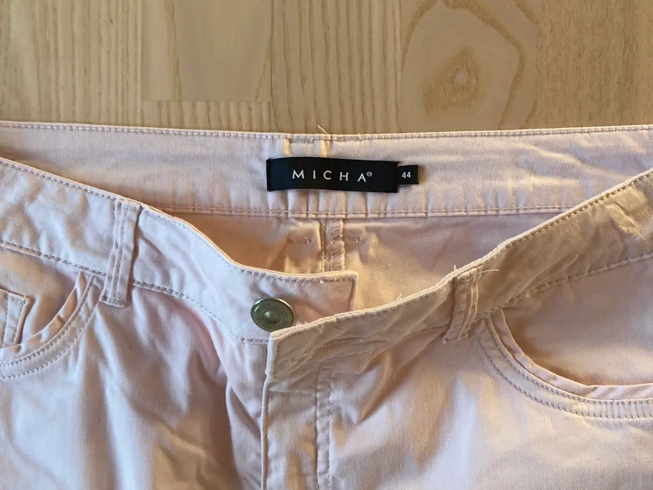 Billede 4 - Rosa-farvede Capri-shorts (3/4 lange) str 44