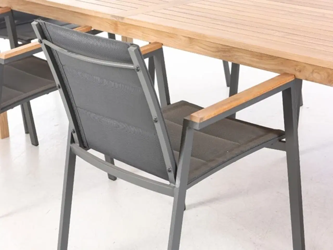 Billede 2 - Et nyt flot havebord samt seks havestole