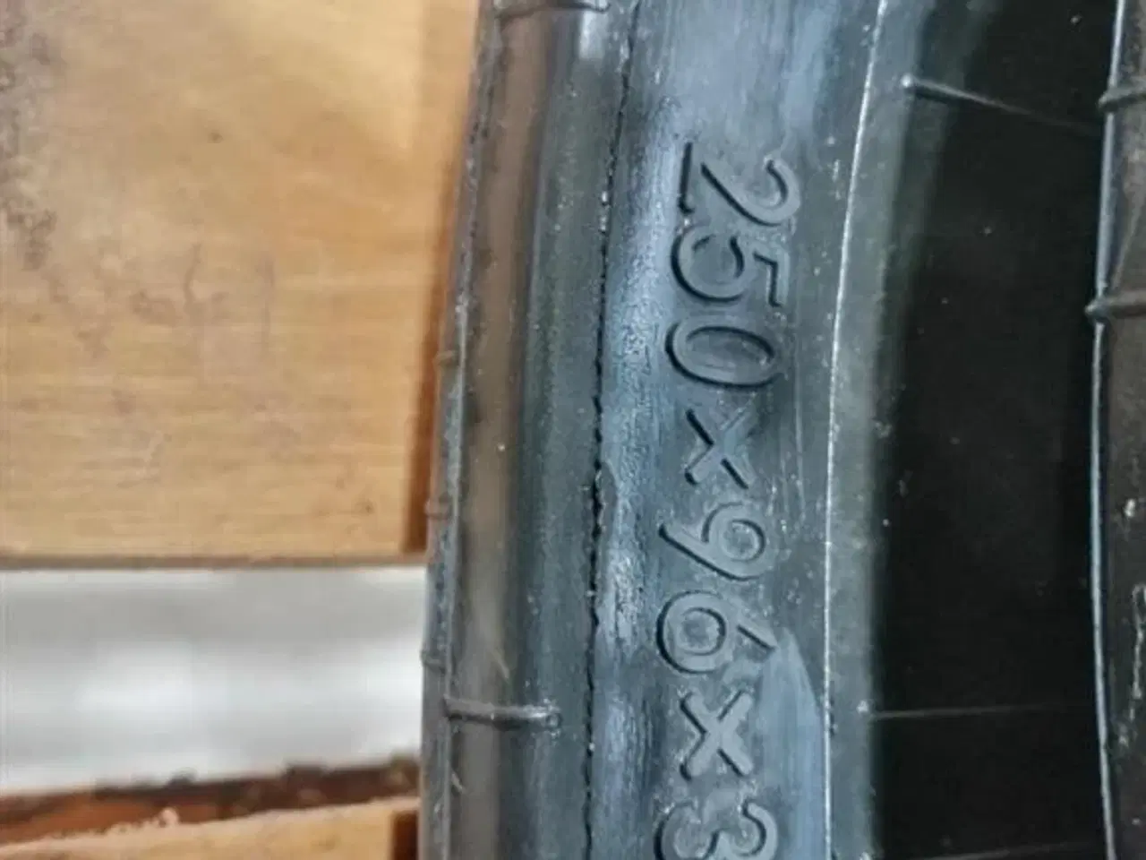 Billede 2 - - - - Nyt Gummibælte 250x96x36 for bla Volvo ec20b