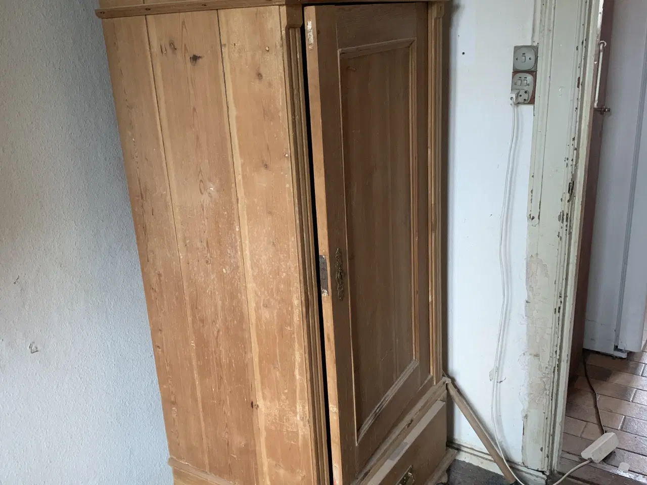 Billede 2 - Fint gammelt skab