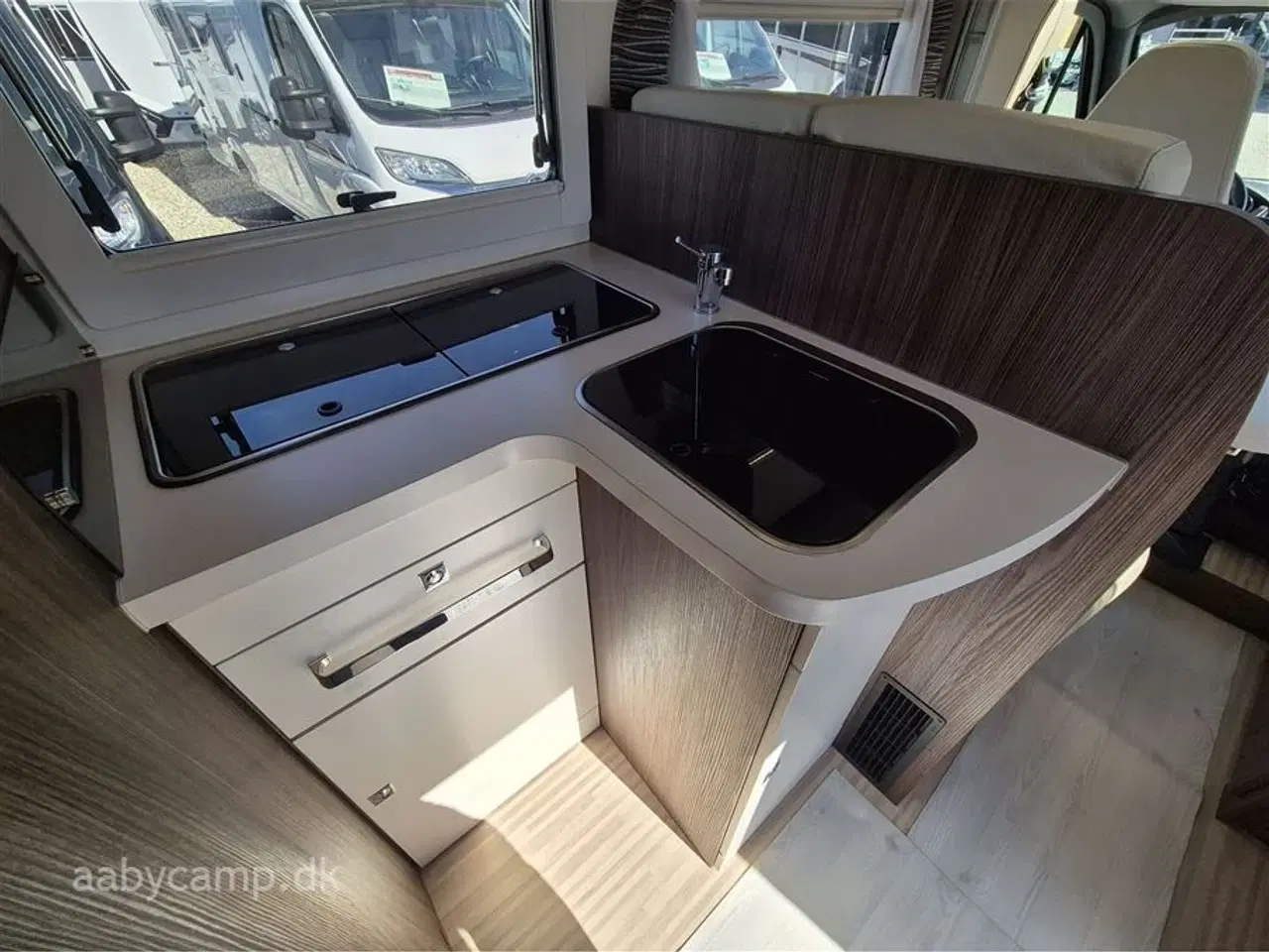 Billede 12 - 2019 - Benimar Tessoro 463   Markise. batteri. solcelle. lædersæder. undervognsbehandlet. Ekstra låse op Bil og Bo-del. fuld service frem til 98,000 km.
