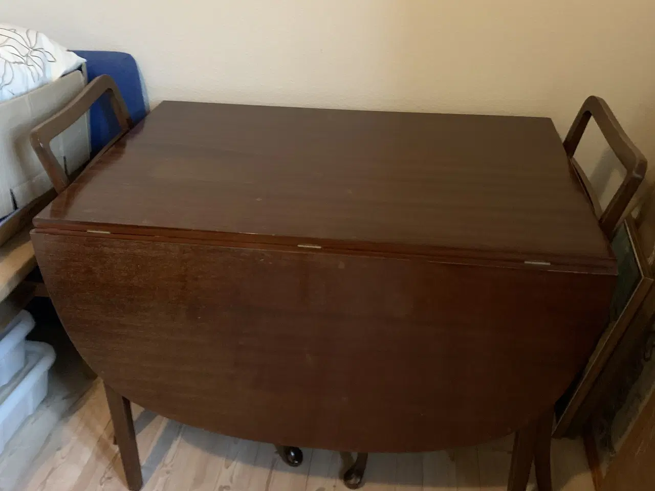 Billede 3 - Ovalt spisebord med klapper og 4 stole i mahogni