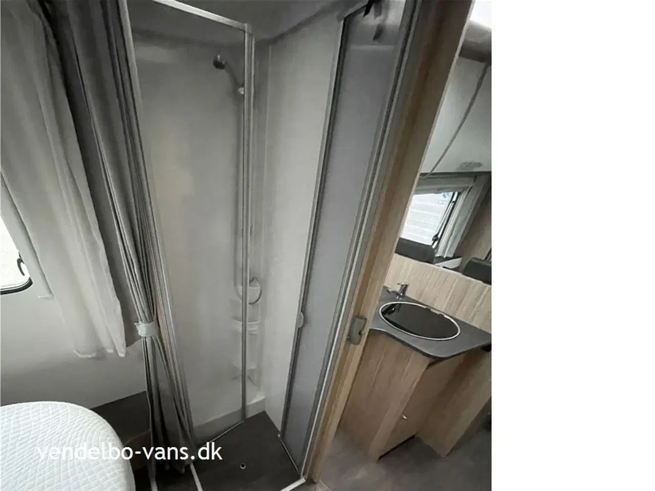 Billede 4 - 2021 - SunLight T 69 L   Quensbed med seperat toilet og bad