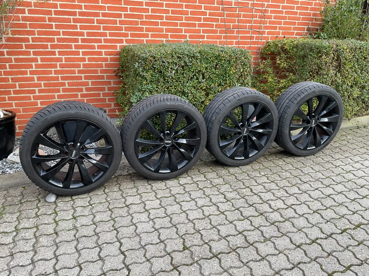 Billede 1 - Vinterdæk på fælge passer til Tesla Model 3   