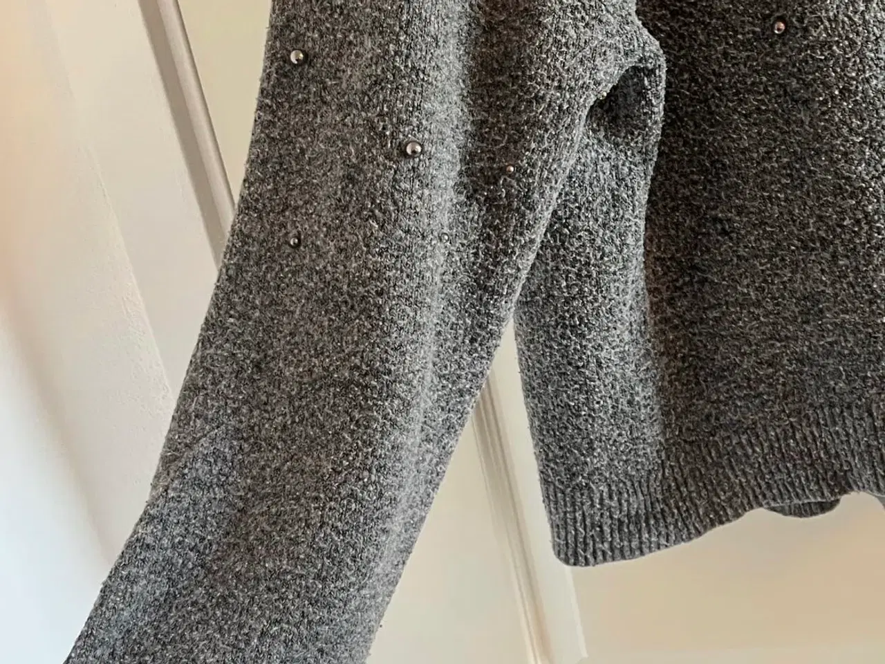 Billede 3 - Grå sweater med perler fra H&M