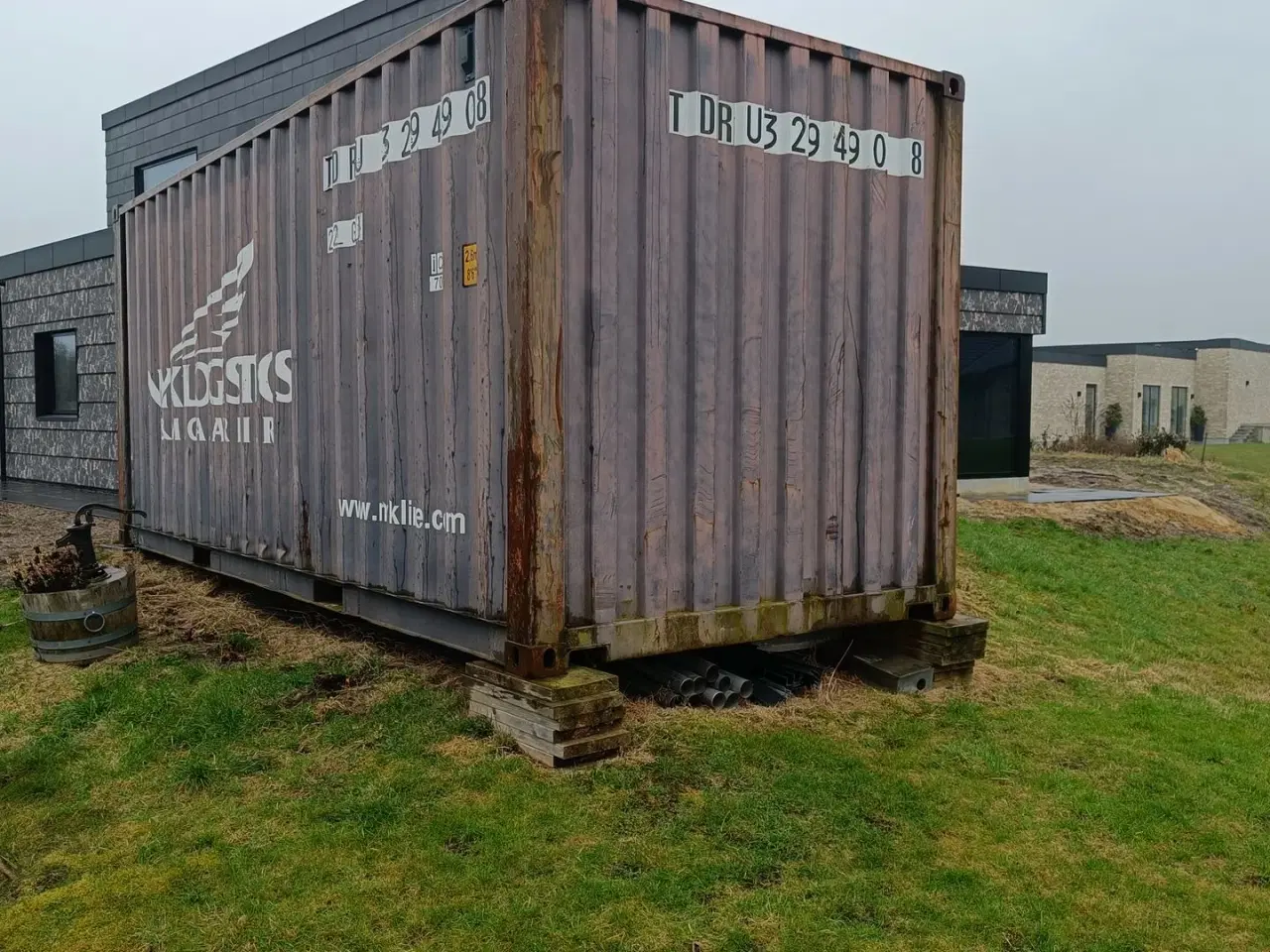 Billede 2 - - - - Container, isoleret, indrettet med bord og hyller